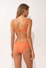 Laad de afbeelding in de Gallery-viewer, Model Back: Rio De Sol Top Top Sand-Argila Mary