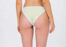 Laad de afbeelding in de Gallery-viewer, Model Back: Rio De Sol Bottom Bottom Off-White Essential-Comfy