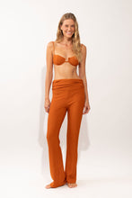 Laad de afbeelding in de Gallery-viewer, Model Front: Rio De Sol Beach Trousers Ferrugo Murana Pants