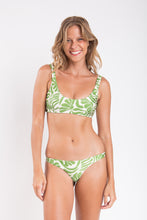 Laad de afbeelding in de Gallery-viewer, Model Front: Rio De Sol Top Top Flow Bliss
