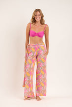 Laad de afbeelding in de Gallery-viewer, Model Front: Rio De Sol Beach Trousers Lyla Pants Knot