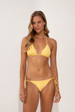 Laad de afbeelding in de Gallery-viewer, Model Front: Wednesday In Hawaii By Rio De Sol Bottom Bottom Lilikoi Kaleia-Comfy
