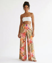 Laad de afbeelding in de Gallery-viewer, Model Front: Rio De Sol Beach Trousers Oasis Wide Pants