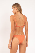 Laad de afbeelding in de Gallery-viewer, Model Back: Rio De Sol Top Top Sand-Argila Alba