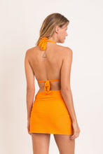 Laad de afbeelding in de Gallery-viewer, Model Back: Rio De Sol Beach Skirt Dots-Mango Skirt-Knot
