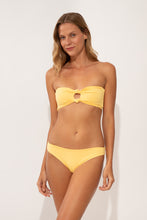 Laad de afbeelding in de Gallery-viewer, Model Front: Wednesday In Hawaii By Rio De Sol Set Set Lilikoi Lani Waikiki