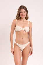 Laad de afbeelding in de Gallery-viewer, Model Front: Rio De Sol Top Top Touch-Natural Bandeau-Joy