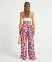 Laad de afbeelding in de Gallery-viewer, Model Back: Rio De Sol Beach Trousers Amore-Pink Wide Pants