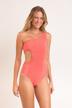 Laad de afbeelding in de Gallery-viewer, Model Front: Rio De Sol One-Piece Malibu-Nina Maeve