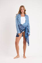 Laad de afbeelding in de Gallery-viewer, Model Front: Rio De Sol Pareo Chuva Canga