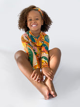 Laad de afbeelding in de Gallery-viewer, Model Front: Rio De Sol Rash Guard El-Arco Rash-Guard Kids