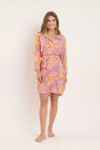 Laad de afbeelding in de Gallery-viewer, Model Front: Rio De Sol Shirtdress Lyla Chemise