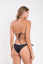 Laad de afbeelding in de Gallery-viewer, Model Back: Rio De Sol Bottom Bottom Touch-Black Cheeky-Tie