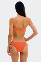 Laad de afbeelding in de Gallery-viewer, Model Back: Rio De Sol Bottom Bottom Light-Peach Madrid
