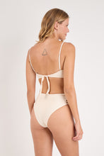 Laad de afbeelding in de Gallery-viewer, Model Back: Rio De Sol Set Set Malibu-Natural Bandeau-Iris High-Waist-Spin-Iris