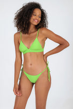 Laad de afbeelding in de Gallery-viewer, Model Front: Rio De Sol Top Top Lemon Tri-Cos