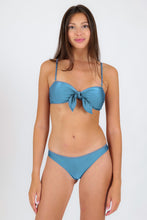Laad de afbeelding in de Gallery-viewer, Model Front: Rio De Sol Set Set Shimmer-Baltic-Sea Bandeau-Knot Nice-Fio