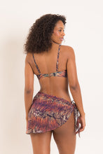 Laad de afbeelding in de Gallery-viewer, Model Back: Rio De Sol Beach Skirt Cobra Mini-Sarong