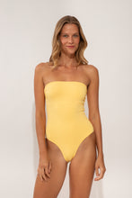 Laad de afbeelding in de Gallery-viewer, Model Front: Wednesday In Hawaii By Rio De Sol One-Piece Lilikoi Aloha