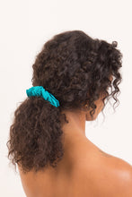 Laad de afbeelding in de Gallery-viewer, Model Front: Rio De Sol Hair Accessory Malibu-Atol Scrunchie