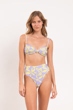 Laad de afbeelding in de Gallery-viewer, Model Front: Rio De Sol Bottom Bottom Glow Hotpants