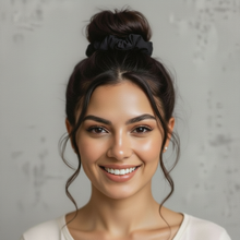 Laad de afbeelding in de Gallery-viewer, Model Front: Rio De Sol Hair Accessory Icon-Nero Scrunchie