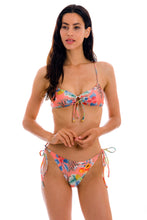Laad de afbeelding in de Gallery-viewer, Model Front: Rio De Sol Top Top Frutti Mila