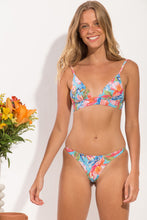 Laad de afbeelding in de Gallery-viewer, Model Front: Rio De Sol Top Top Zinnia Tri-Cos