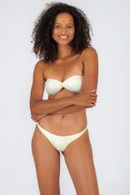 Laad de afbeelding in de Gallery-viewer, Model Front: Rio De Sol Top Top Off-White Twist