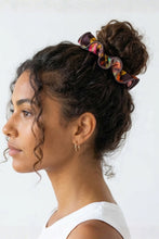 Laad de afbeelding in de Gallery-viewer, Model Front: Rio De Sol Hair Accessory Fiore Scrunchie