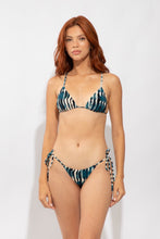 Laad de afbeelding in de Gallery-viewer, Model Front: Rio De Sol Set Set Azule Lia Cheeky-Tie