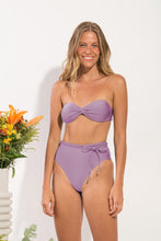 Laad de afbeelding in de Gallery-viewer, Model Front: Rio De Sol Set Set Shimmer-Harmonia Twist Belted-High-Waist