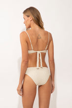 Laad de afbeelding in de Gallery-viewer, Model Back: Rio De Sol Bottom Bottom Brisa-Offwhite Essential-Comfy