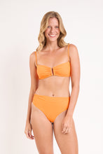Laad de afbeelding in de Gallery-viewer, Model Front: Rio De Sol Bottom Bottom Bio-Laranjada Amy