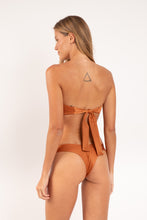 Laad de afbeelding in de Gallery-viewer, Model Back: Rio De Sol Top Top Shimmer-Nocciola Mavi