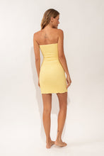 Laad de afbeelding in de Gallery-viewer, Model Back: Rio De Sol Mini Dress Drift-Butterglow Sara Dress