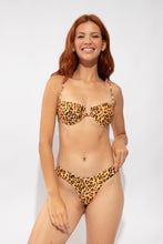 Laad de afbeelding in de Gallery-viewer, Model Front: Rio De Sol Top Top Yellow-Feline Zaya
