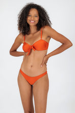 Laad de afbeelding in de Gallery-viewer, Model Front: Rio De Sol Top Top Paprica Bandeau-No