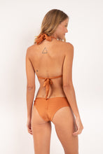 Laad de afbeelding in de Gallery-viewer, Model Back: Rio De Sol Top Top Shimmer-Nocciola Mel