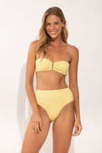 Laad de afbeelding in de Gallery-viewer, Model Front: Rio De Sol Bottom Bottom Drift-Butterglow Hotpants