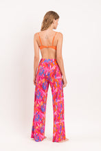 Laad de afbeelding in de Gallery-viewer, Model Back: Rio De Sol Beach Trousers Flavors Wide Pants
