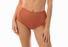 Laad de afbeelding in de Gallery-viewer, Model Front: Rio De Sol Bottom Calcinha Radiante Canela Hot Pant