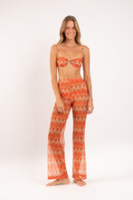 Laad de afbeelding in de Gallery-viewer, Model Front: Rio De Sol Beach Trousers Maracai Pants Lana