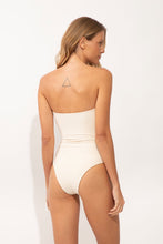 Laad de afbeelding in de Gallery-viewer, Model Back: Rio De Sol One-Piece Malibu-Natural Sara-Op