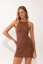 Laad de afbeelding in de Gallery-viewer, Model Front: Rio De Sol Mini Dress Sand-Cappuccino Talia Dress
