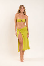 Laad de afbeelding in de Gallery-viewer, Model Front: Rio De Sol Beach Skirt Fluity-Abacateiro Long Skirt Knot