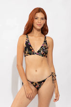 Laad de afbeelding in de Gallery-viewer, Model Front: Rio De Sol Top Top Flora Alba