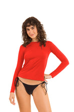 Laad de afbeelding in de Gallery-viewer, Model Front: Rio De Sol Top Rouge Rash-Guard