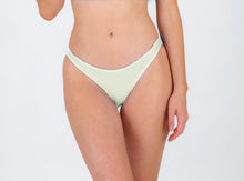 Laad de afbeelding in de Gallery-viewer, Model Front: Rio De Sol Bottom Bottom Off-White Essential-Comfy