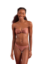 Laad de afbeelding in de Gallery-viewer, Model Front: Rio De Sol Top Top Shimmer-Copper Bandeau-Joy